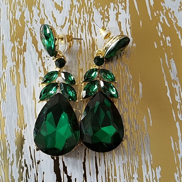 Jewelry - Emerald green teardrop earrings